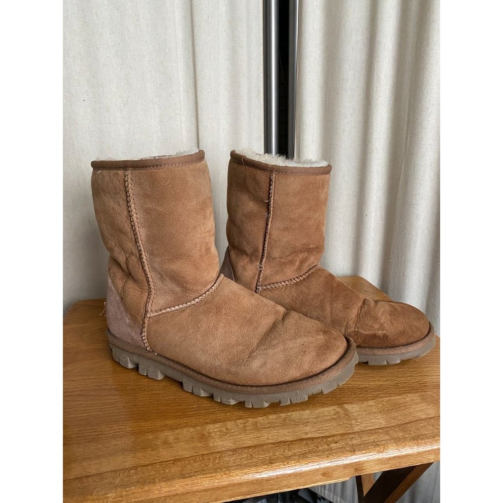 EUC Essential Short Uggs Women's 8 Great TRACTION COZY SOFT